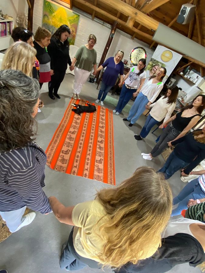Marcela facilitando taller grupal 3